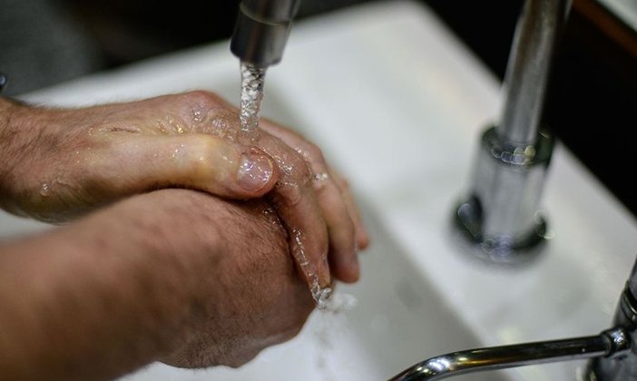 É necessário sempre lavar as mãos, também, após mexer em alimentos crus, pois os patógenos podem ser transferidos para outros produtos se as mãos não estiverem higienizadas. 