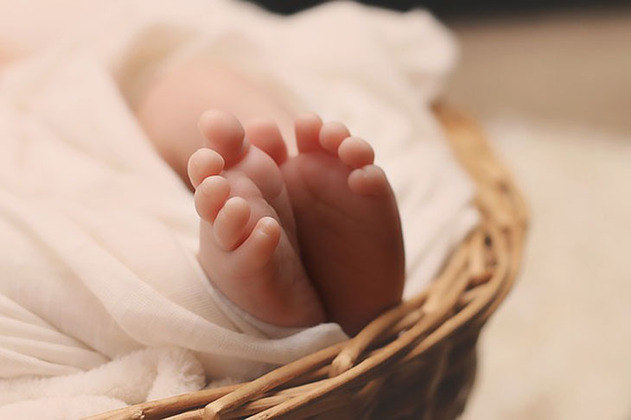É necessário ter atenção especial com bebês prematuros, no primeiro ano de vida, pois são muito sensíveis ao contágio por via respiratória. 