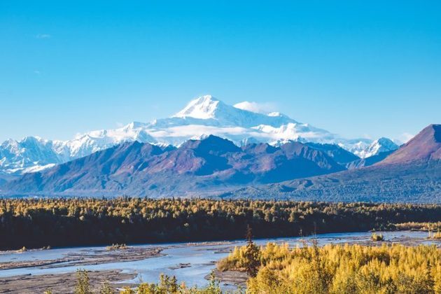 É no Alasca o ponto mais alto dos Estados Unidos, o Monte Denali (anteriormente conhecido como Monte McKinley), com 6.190 metros de altura. O local é conhecido por ter algumas das escaladas mais desafiadoras do mundo.