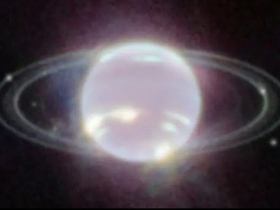 E o aniversário é no momento em que o satélite James Webb faz a foto mais impressionante do planeta em mais de 30 anos. Alguns dos anéis, que ainda não tinham sido vistos, foram mostrados no registro. A foto (esta aí em cima) foi divulgada pela NASA.