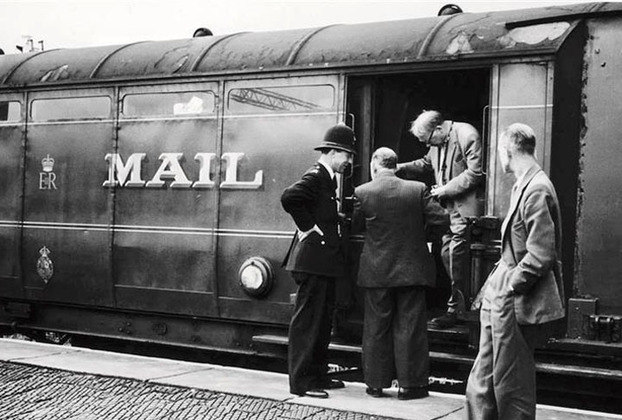 É o caso do lendário assalto ao trem pagador, em Buckinghamshire, na Inglaterra. Em 8 de agosto de 1963, duas gangues se juntaram para assaltar uma locomotiva postal que ia de Glasgow (Escócia) para Londres (Inglaterra). Os bandidos levaram 2,6 milhões de libras esterlinas (US$ 4,2 milhões).  