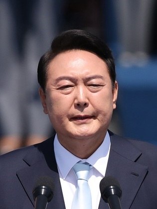 É o caso do presidente da Coreia do Sul, Yoon Suk-yeol, que tem 62 anos de idade internacional, 63 pelo calendário e 64 na idade coreana. 
