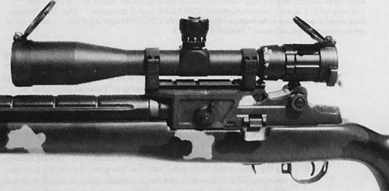 É o fuzil M-25 White Feather (Pena Branca). Era assim que os vietnamitas se referiam ao sniper. 