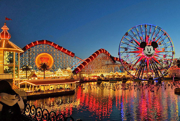 E o outro parque do complexo é o Disney California Adventure Park, inaugurado em 8 de fevereiro de 2001. 