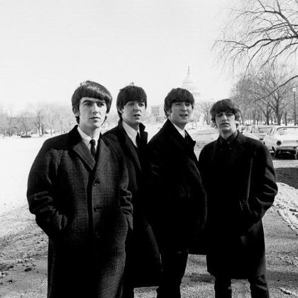 É praticamente impossível (e um erro brutal) não falar dos Beatles quando comentamos sobre as principais bandas de rock da história. O grupo formado por John Lennon, Paul McCartney, George Harrison e Ringo Starr revolucionou o mundo e marcou época com músicas populares envolventes e lembradas até os dias atuais. 