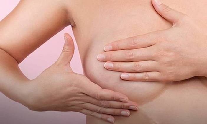 É preciso fazer o toque das mamas para verificar se existe caroço. Homens também têm câncer de mama, mas em baixa escala (2.670 casos no mundo em 2019). Sintomas: caroço na mama ou na axila, dor e flacidez da pele da mama, secreção no mamilo.