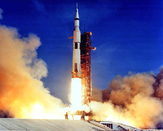 E, quando se fala em história, destaca-se a primeira vez em que os homens conseguiram chegar até lá. O lançamento da nave espacial foi no dia 20 de julho de 1969. 