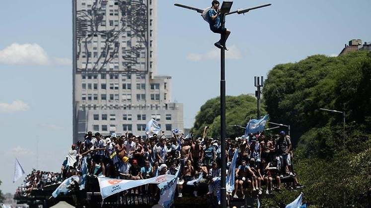 E segue a comemoração dos nossos hermanos! Depois da chegada dos campeões mundiais, milhões de torcedores ocuparam as ruas de Buenos Aires para acompanhar a  carreata com os heróis do título. Veja imagens da festa na capital da Argentina!