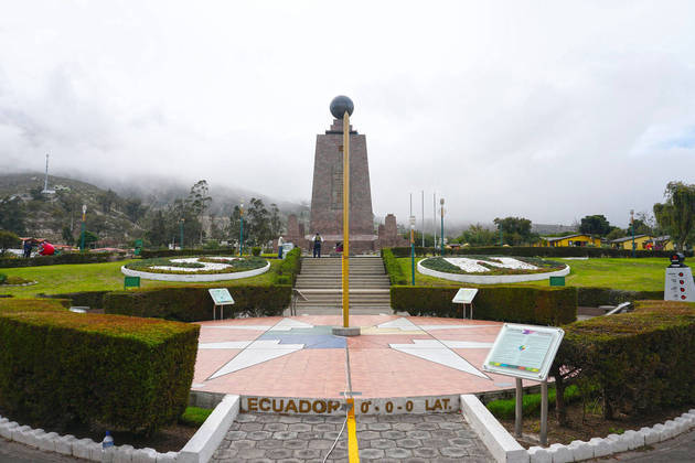 E também corta a província de Pichincha, na região metropolitana de Quito. O Monumento 