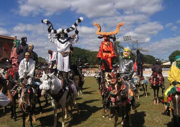 E também costuma atrair visitantes em épocas festivas, como as típicas cavalhadas da Festa do Divino Espírito Santo.
