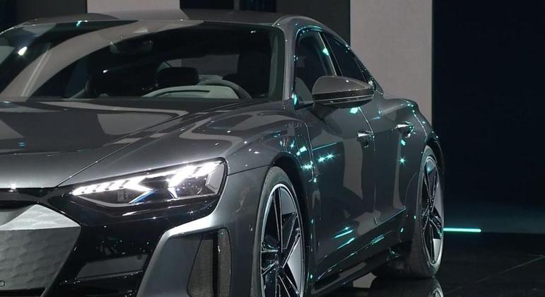 O e-tron GT pode carregar com 11 kW AC como padrão, o que permite que ele recarregue uma bateria por completo durante a noite