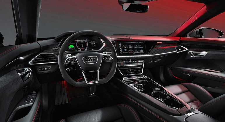 Todas as versões são equipadas de série com Audi Pre Sense, que conta com itens como alerta de saída de faixa e controle de Cruzeiro adaptativo