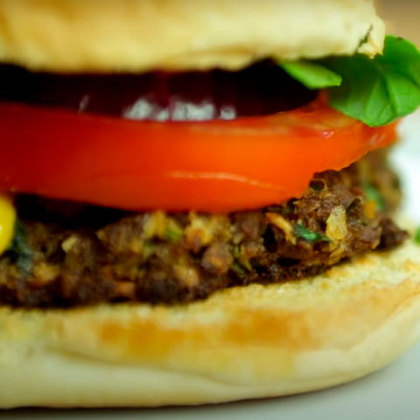 É uma receita vegana e um hambúrguer fácil de ser feito. Ele contém a proteína da soja, além de molho shoyo e legumes. Desenvolvido pelo site 