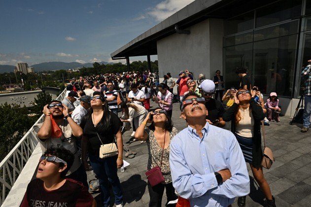 Guatemaltecos curtem o fenômeno na Cidade da Guatemala, a capital do país