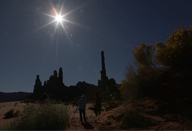 Pessoas se reúnem para assistir ao evento astronômico em Monument Valley, no Arizona (EUA)