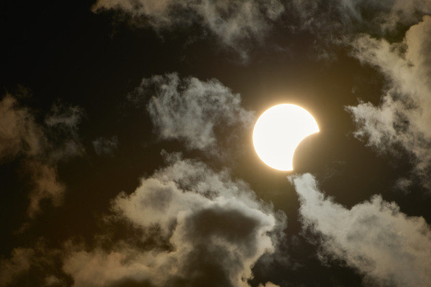 Eclipse é visto entre nuvens na cidade de Socorro, no interior de São PauloVeja também: Inteligência artificial mostra como serão as cidades daqui há quase 30 anos