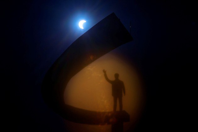 A Lua passa em frente ao Sol sobre o Memorial Juscelino Kubitschek, em Brasília