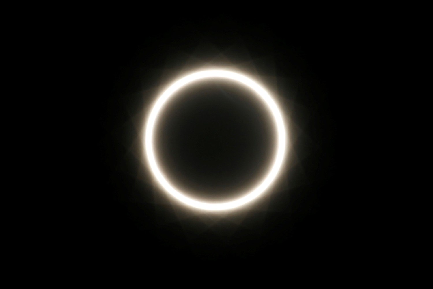 Resultado de imagem para Eclipse com 'anel de fogo' fascina multidões no Oriente Médio e Ásia