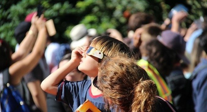 Olhar para o Sol sem proteção adequada pode levar à uma queimadura irreversível da retina