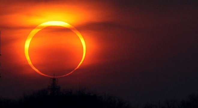 O eclipse solar de 14 de outubro de 2023 será anular como o da foto e não total como o desta terça-feira e o que será visto no dia 14 de dezembro de 2020