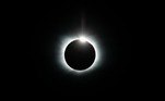 Já no caso de um eclipse lunar, a Terra é que fica no meio, de forma que a Lua é ocultada total ou parcialmente pela sombra do nosso planeta