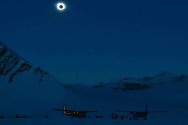 Já para observar um eclipse solar total, é preciso muito cuidado, uma vez que olhar para o Sol sem proteção adequada pode levar à queimadura irreversível da retina e, consequentemente, provocar uma mancha preta permanente na visão