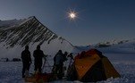 No caso de um eclipse solar, a Lua se interpõe entre a Terra e o Sol, ocultando total ou parcialmente a luz solar em uma estreita faixa na superfície terrestre