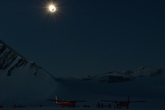 Para observar um eclipse lunar, não é preciso tomar nenhum cuidado — basta torcer para que o céu esteja limpo, ou seja, sem nuvens, e olhar para a Lua no momento do evento