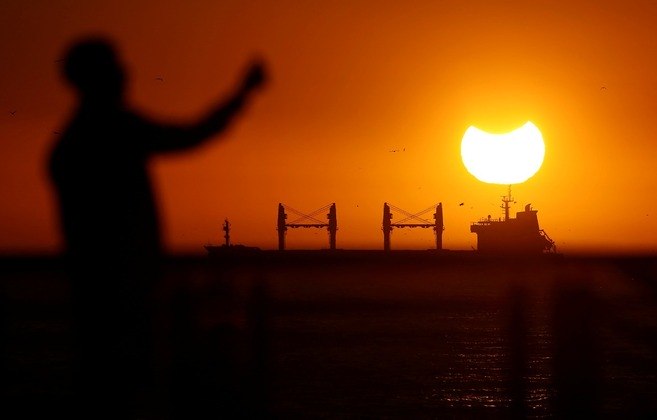 Um eclipse solar ocorre quando a Lua fica entre o Sol e a Terra, projetando uma sombra sobre o planeta. A sombra mais escura, onde toda a luz solar é bloqueada, é chamada umbra, e em torno dela se define a penumbra, sombra mais clara em que a luz solar é parcialmente impedida