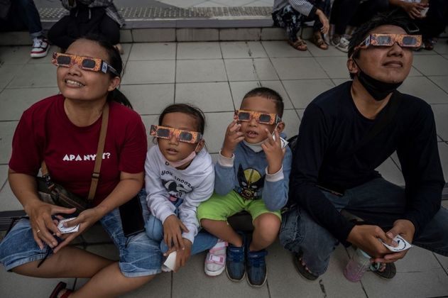 Família da Indonésia assiste ao espetáculo nos céus