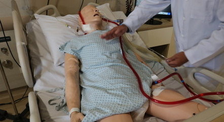 Sangue sai do doente é oxigenado por máquina e volta