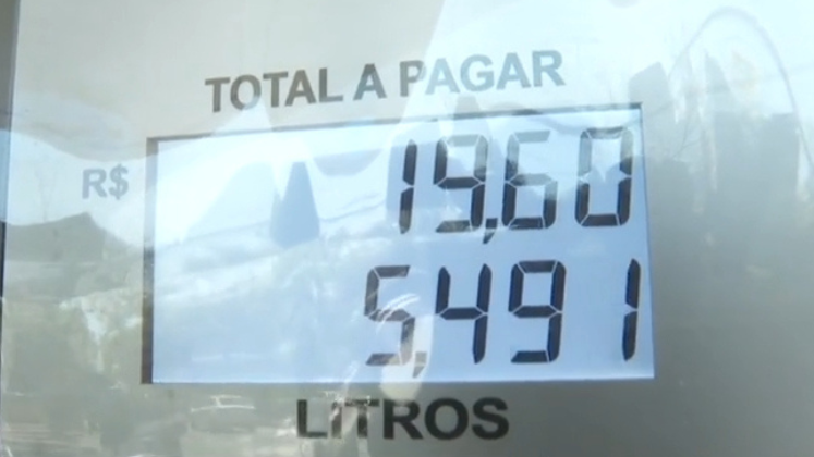 Por fim, quem tem um carro mais velho é importante que deixe o porta-malas vazio. Na hora de abastecer, não adianta pensar só no dinheiro, tem que respeitar o limite do tanque.O Fala Brasil é exibido de segunda a sexta, às 8h40 e, aos sábados, às 7h35, na Record TV.