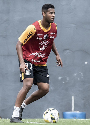 Ed Carlos treina no CT Rei Pelé
