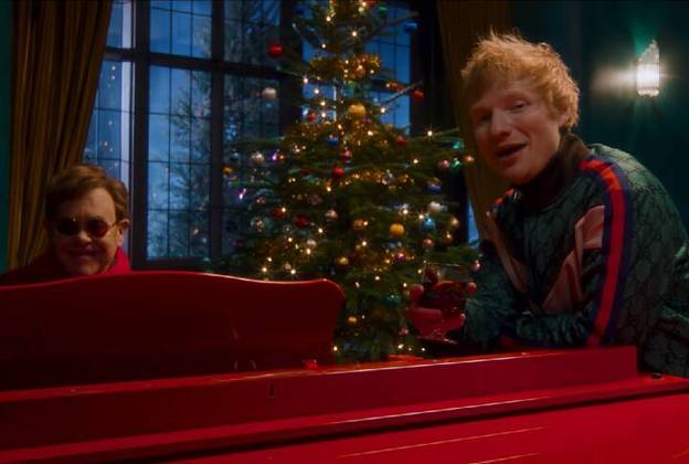 Ed Sheeran e Elton John, ao lado de seu característico piano, contribuíram com suas vozes icônicas para criar um hit natalino contemporâneo memorável!