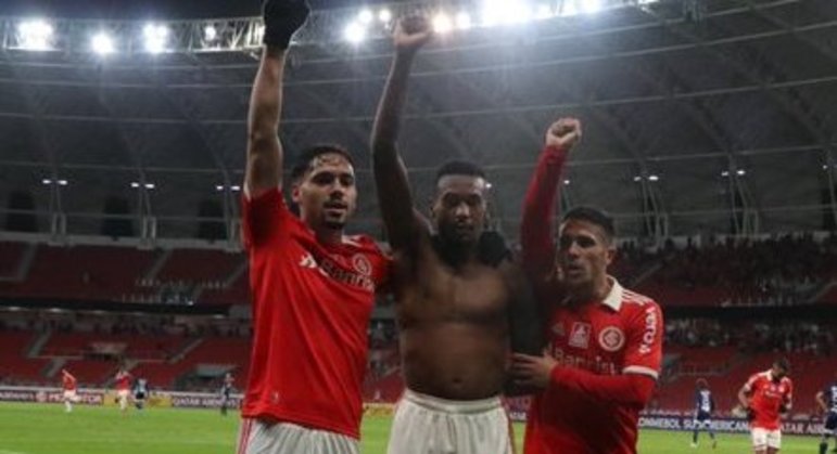 Edenilson. Sem camisa. Sem medo de assumir o negro da pele. Vitória contra o racismo