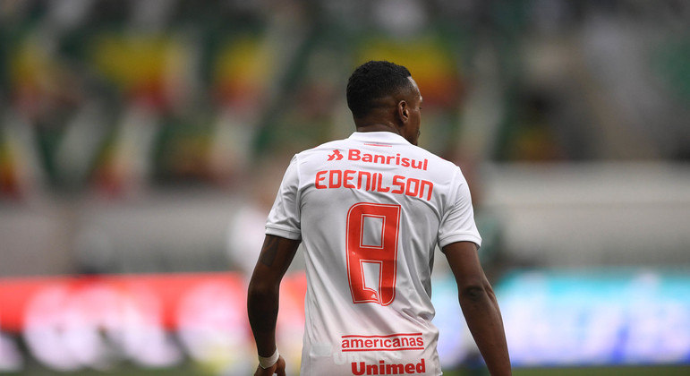 Edenílson xingou o juiz de ladrão. Prejudicou o Inter em jogo importante. É jogador de seleção