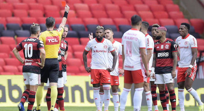 Flamengo 2 x 1 Inter: Fla vence de virada em jogo com expulsão de Rodinei e  fica perto do título brasileiro