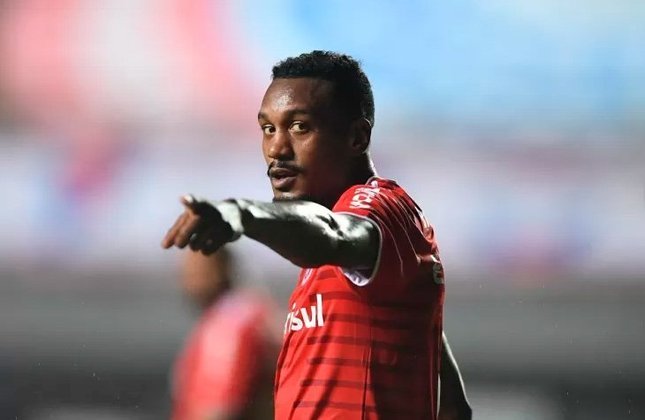 EDENILSON - Internacional (C$ 17,86) - Meio-campista com mais gols no Brasileirão, pode se destacar na rodada como costuma fazer no Beira-Rio em uma equipe que precisa vencer para manter as chances de conquistar uma vaga na Libertadores diante de um Atlético-GO praticamente livre do rebaixamento.