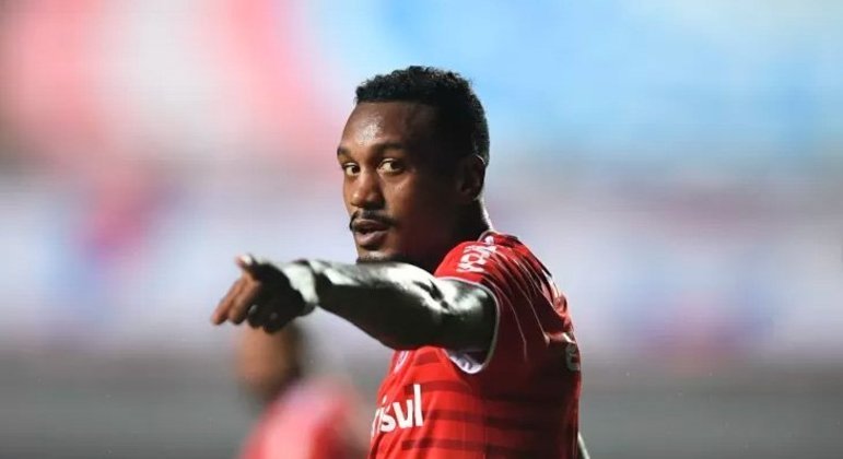 Edenilson (Meio-campista - Internacional): Sete assistências na Série A.