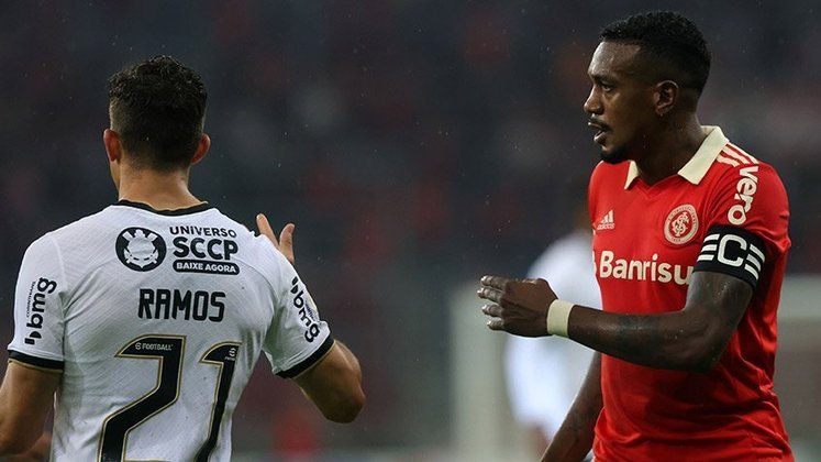 Edenilson, volante do Internacional, acusou o lateral português Rafael Ramos, do Corinthians, de xingá-lo de 