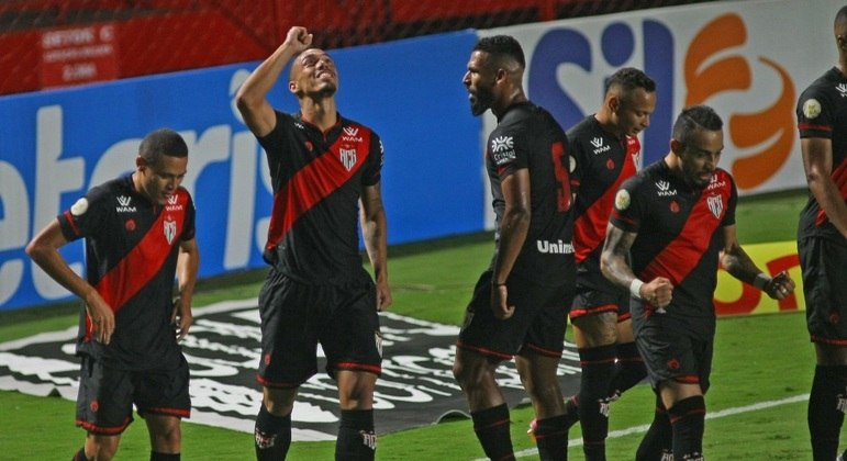 Éder, de cabeça, fez o gol que abriu caminho para a vitória do Atlético-GO