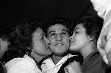 Éder Jofre, com duas fãs, era ídolo do País