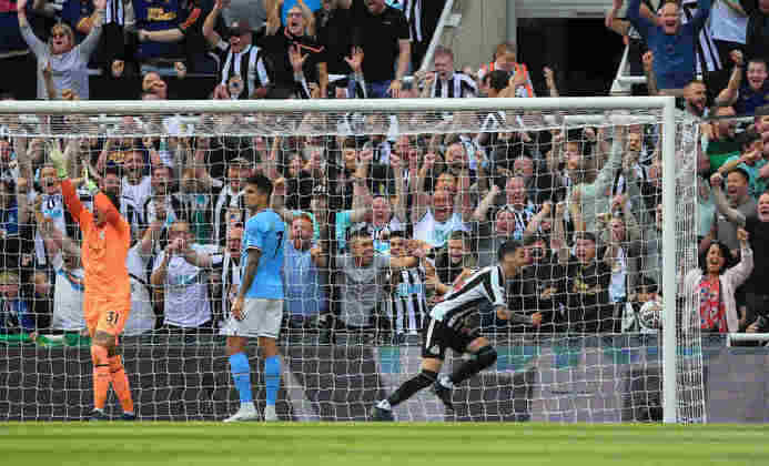 Ederson: Titular do Manchester City, sofreu três gols no empate com o Newcastle, mas não teve muita culpa. No último deles, falta cobrada pelo adversário foi em seu canto da barreira.