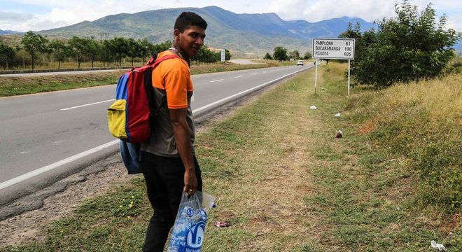  Edgar Centeno quer juntar dinheiro na Colômbia para sustentar a companheira e o filho deles, que ficaram na Venezuela