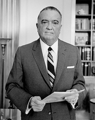 Edgar Hoover (foto) depreciou o alerta porque Popov perdia credibilidade com sua vida boêmia. O espião bonito e sedutor era adepto das noitadas, com várias mulheres. .