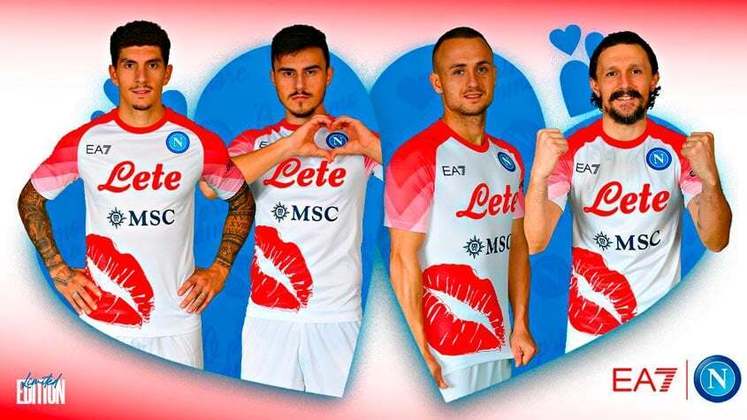 Edição especial da camisa do Napoli celebra o Dia dos Namorados, comemorado no dia 14 de fevereiro na Itália.