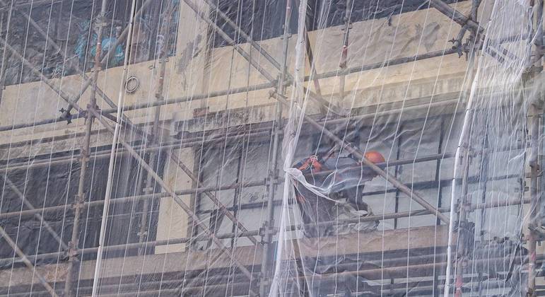 Edifício na rua Comendador Abdo Schahin, que sofreu incêndio, é demolido