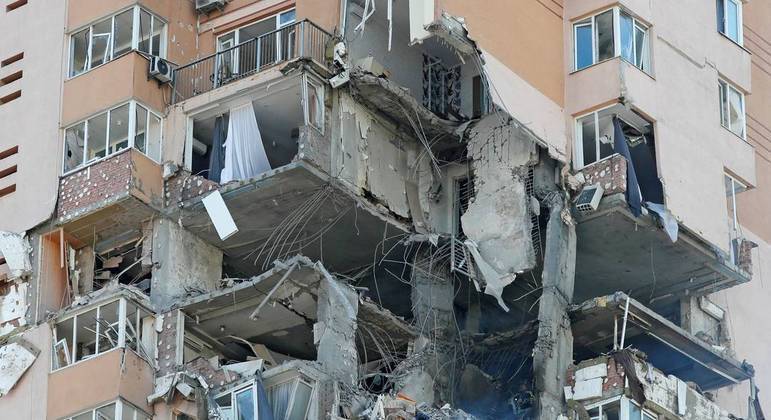 Edifício residencial destruído após ter sido atingido por míssil em Kiev