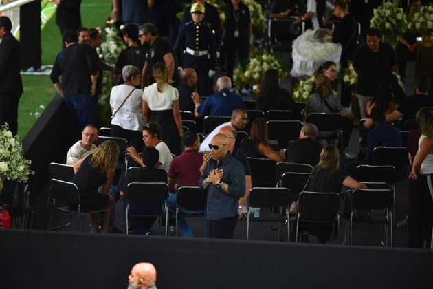 Edinho agradece os torcedores, que fazem longas filas para dar o adeus ao Rei do Futebol