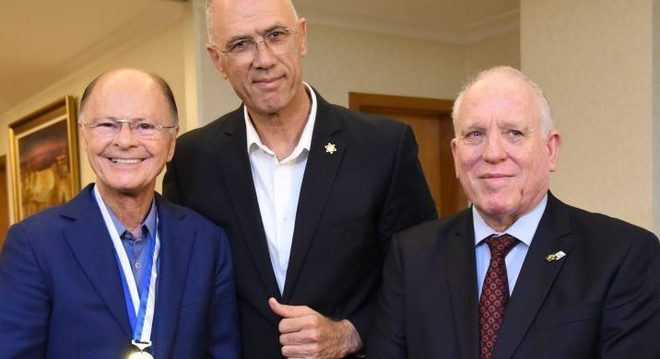 Medalha foi entregue a Edir pelo embaixador de Israel e Cônsul de Israel em SP